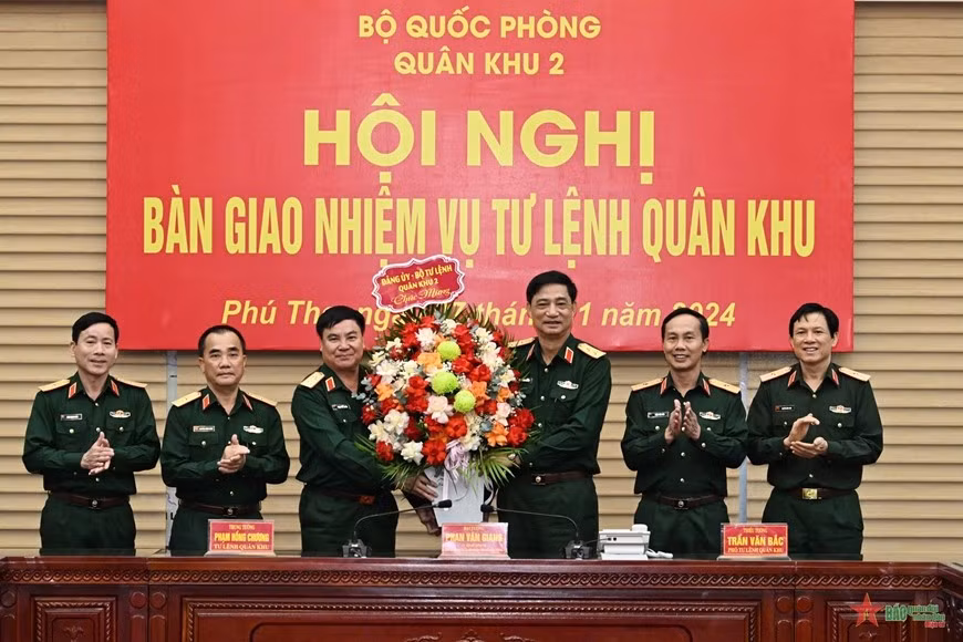 Lãnh đạo Quân khu 2 tặng hoa chúc mừng Trung tướng Phạm Hồng Chương được về nghỉ chế độ theo quy định.