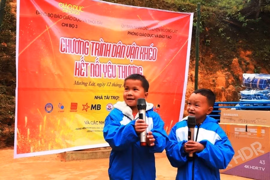 Các em nhỏ tự tin biểu diễn văn nghệ.
