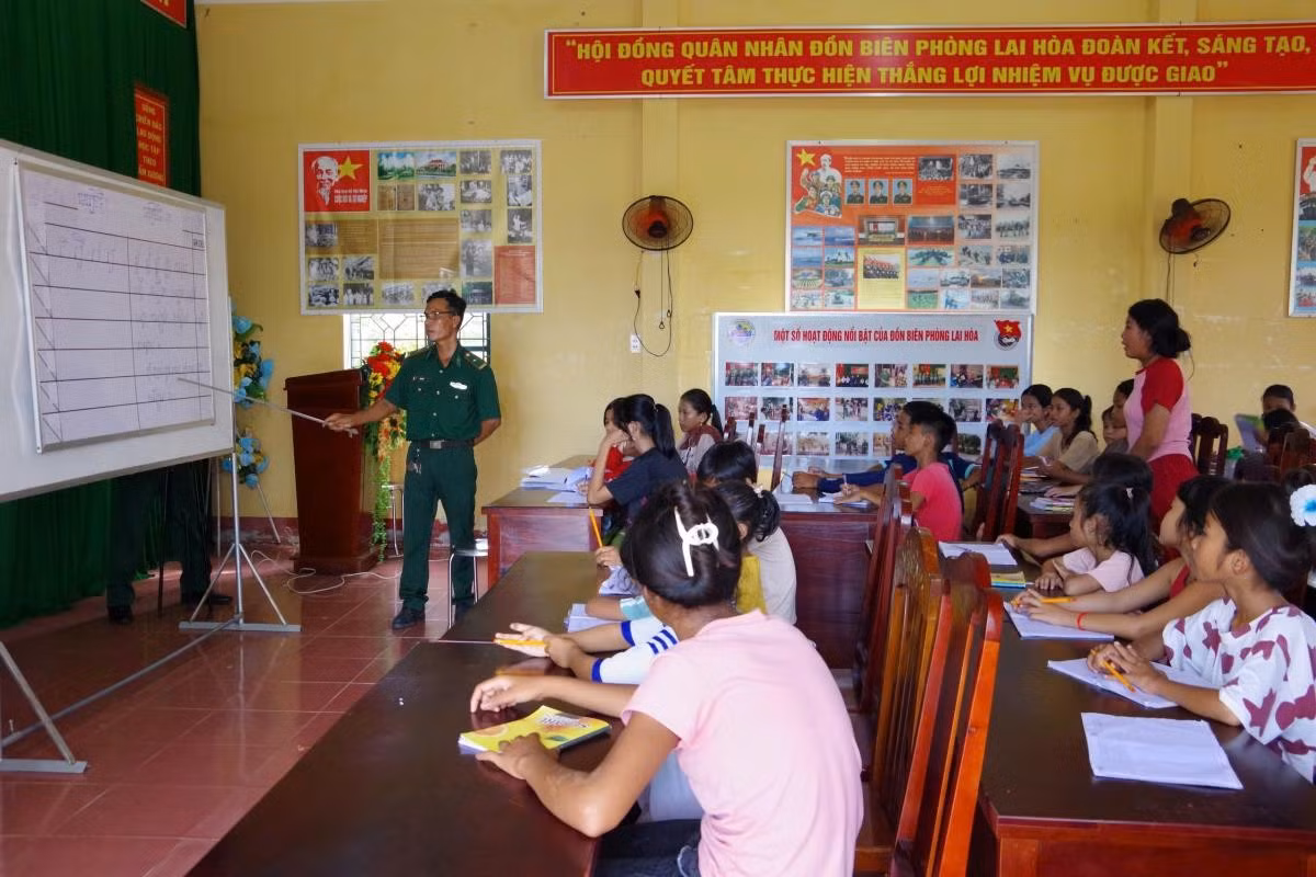 Cán bộ Đồn Biên phòng Lai Hòa, BĐBP Sóc Trăng hướng dẫn các em học sinh trên địa bàn xã Lai Hòa, thị xã Vĩnh Châu học tiếng Khmer.