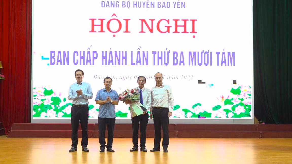 dong-chi-vu-xuan-cuong-pho-bi-thu-tinh-uy-chu-tich-hdnd-tinh-cung-cac-dong-chi-trong-btv-tinh-uy-tang-hoa-chuc-mung-tan-pho-bi-thu-huyen-uy-bao-yen.jpg