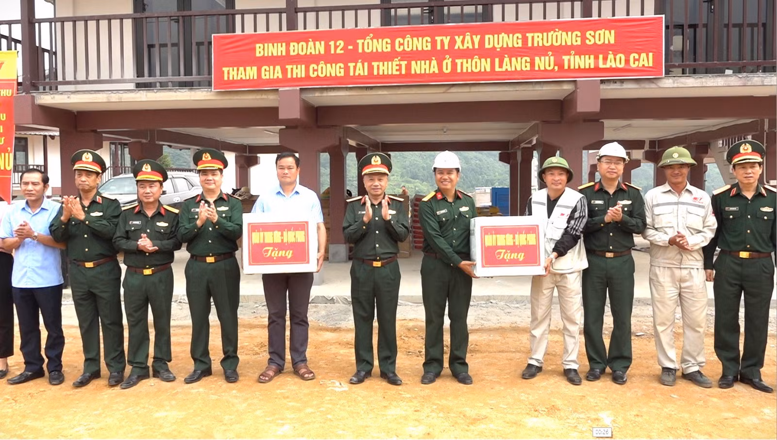 quan-uy-trung-uong-bo-quoc-phong-tang-qua-nhan-dan-thon-lang-nu-va-binh-doan-12.jpg