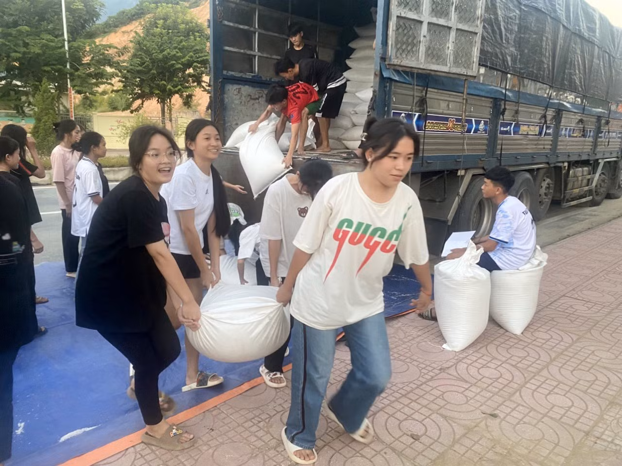 Tính đến ngày 25/11, các Cục Dự trữ Nhà nước khu vực đã xuất cấp, vận chuyển và bàn giao hơn 33.963 tấn gạo dự trữ quốc gia hỗ trợ học sinh nghèo tại các địa phương.