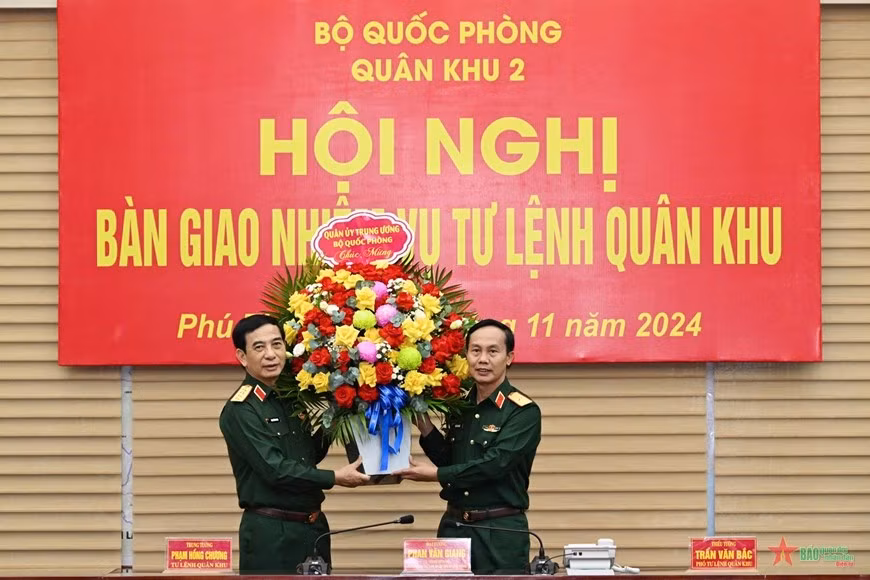 Đại tướng Phan Văn Giang tặng hoa chúc mừng Trung tướng Phạm Hồng Chương và Thiếu tướng Trần Văn Bắc.