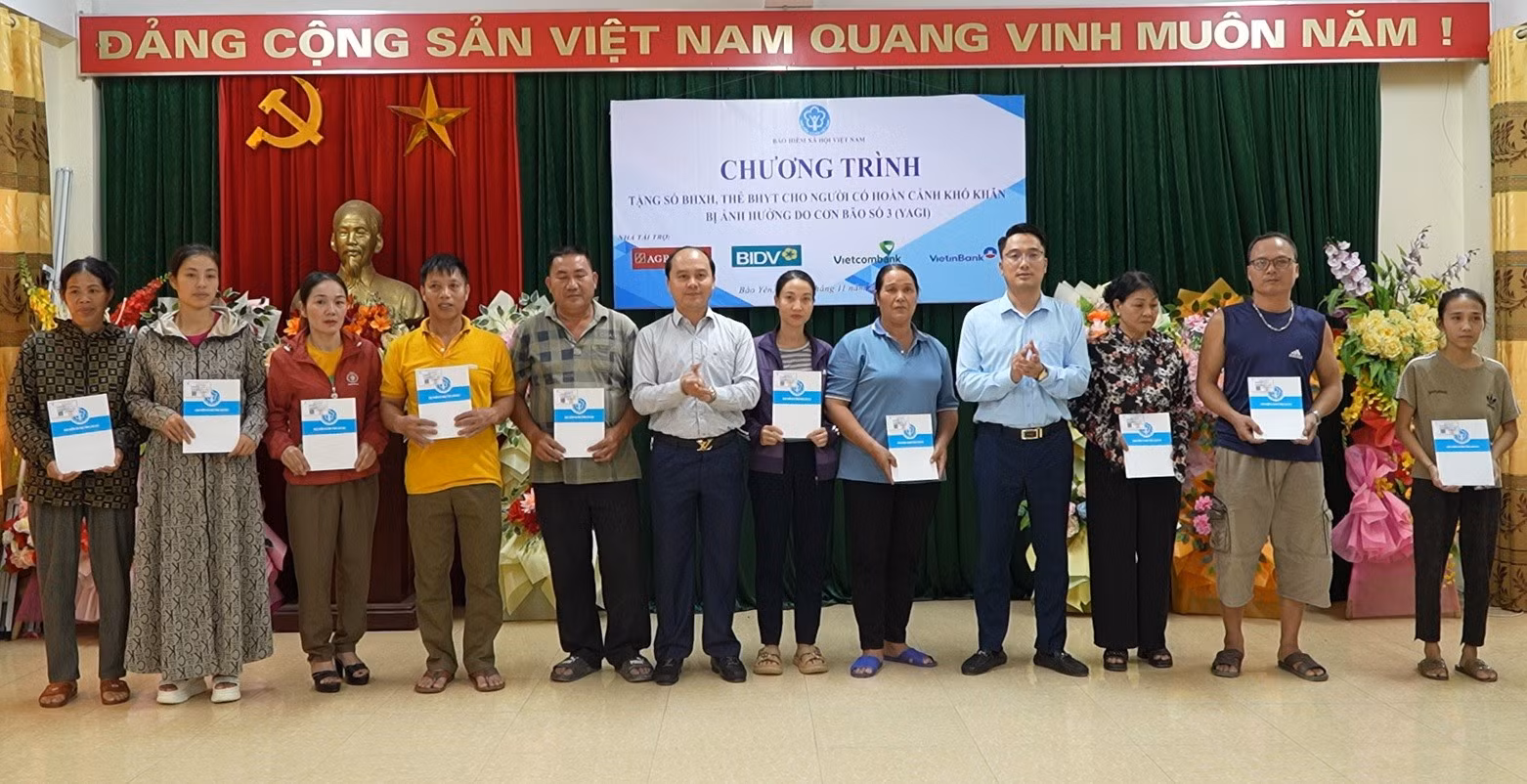 lanh-dao-bhxh-tinh-lao-cai-ngan-hang-tmcp-cong-thuong-viet-nam-chi-nhanh-lao-cai-trao-tang-so-bhxh-cho-nguoi-dan.jpg