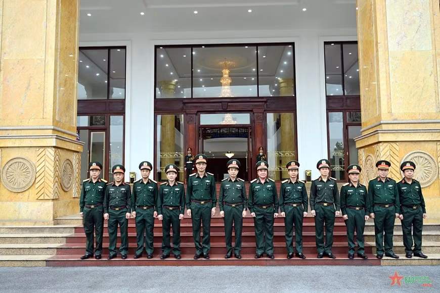 Đại tướng Phan Văn Giang chụp ảnh lưu niệm cùng các đồng chí trong Đảng ủy, Bộ tư lệnh Quân khu 2.