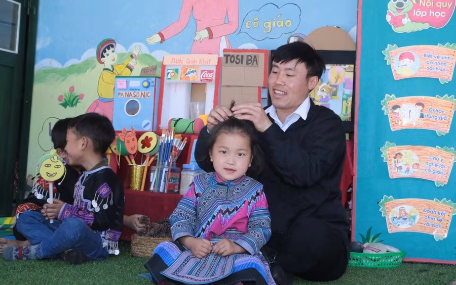 Thầy Tráng Seo Thắng chăm sóc các em nhỏ ở Nhiều Cù Ván.