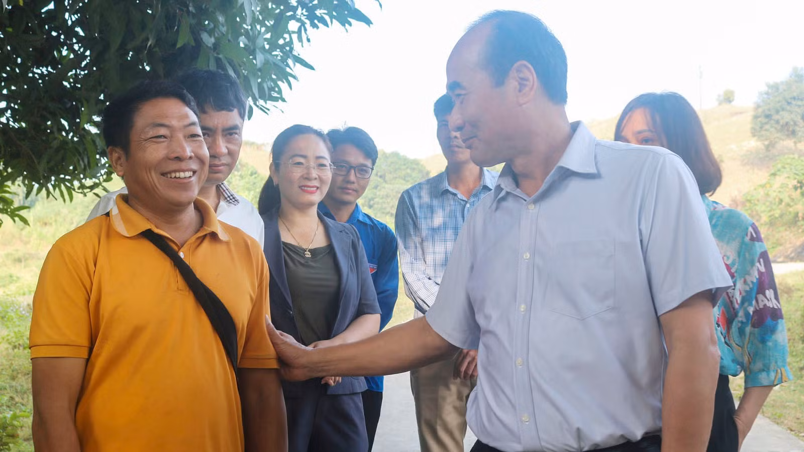 tham-hoi-dong-vien-cac-ho-dan-khu-vuc-lang-thanh-nien-lap-nghiep-trinh-tuong.jpg
