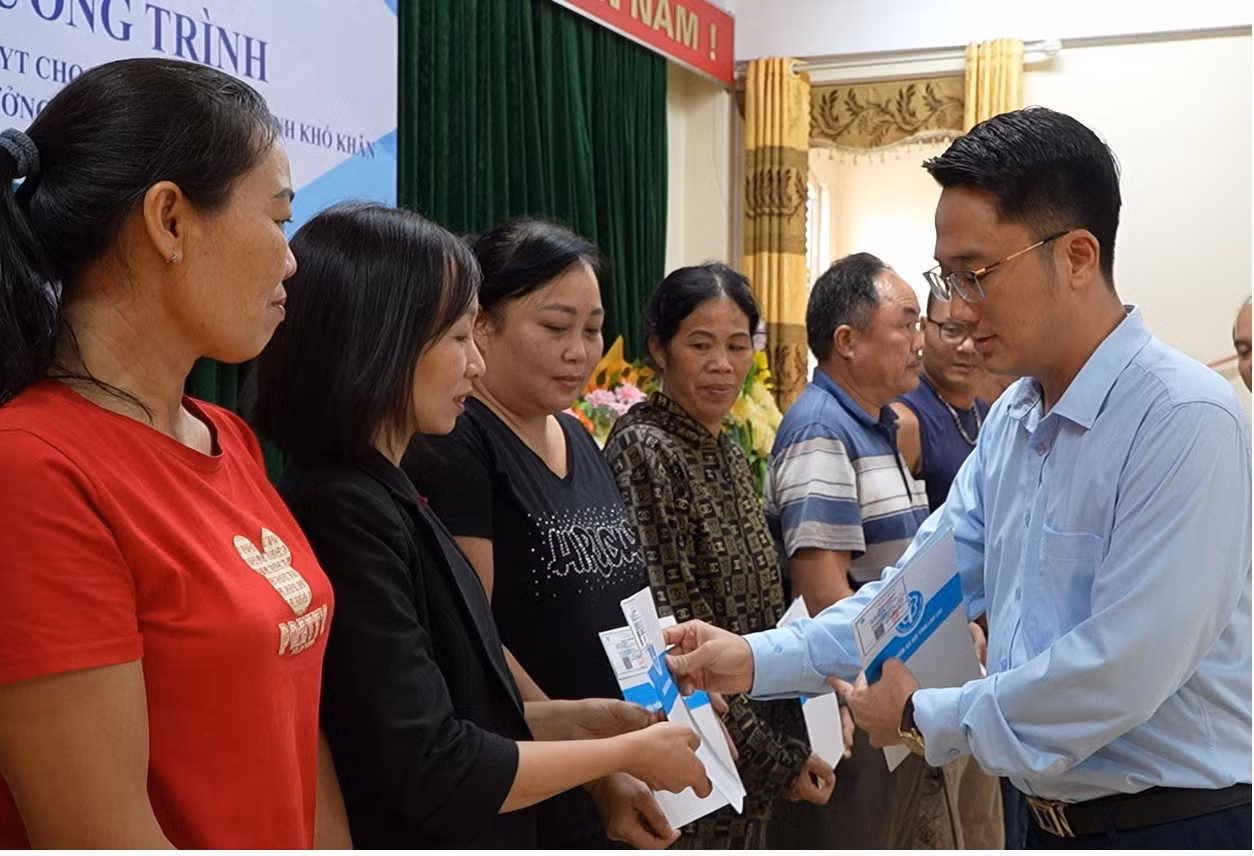 dai-dien-ngan-hang-tmcp-cong-thuong-viet-nam-chi-nhanh-lao-cai-trao-tang-the-bhyt-so-bhxh-cho-nguoi-dan.jpg