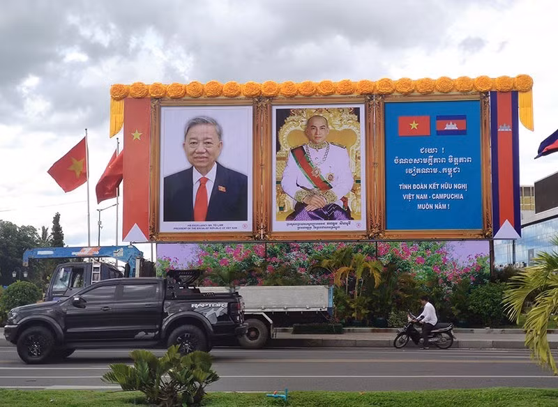 Ảnh chân dung Chủ tịch nước Tô Lâm và Quốc vương Preah Bat Samdech Preah Boromneath Norodom Sihamoni trên một đường phố ở Thủ đô Phnom Penh.