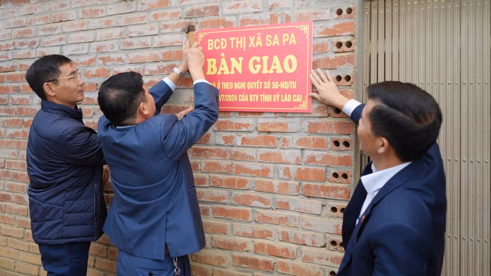 ban-giao-va-treo-bien-nha-cho-ho-gia-dinh-ba-chao-may-coi-thon-sa-seng-xa-ta-phin.jpg