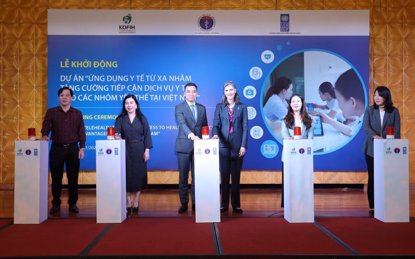 Các đại biểu ấn nút khởi động dự án.