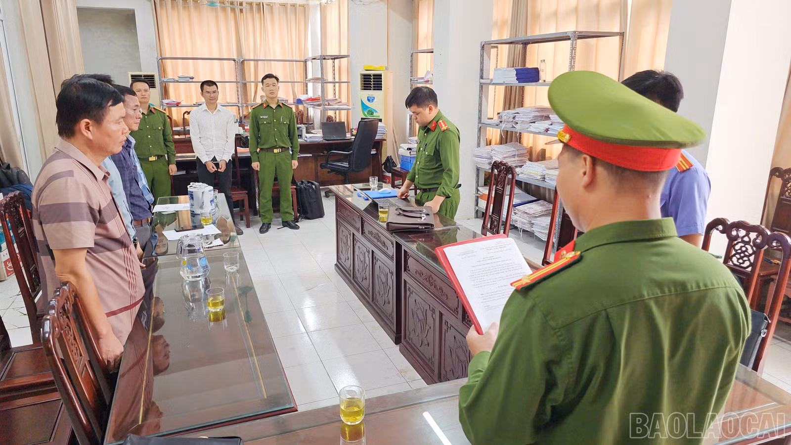baolaocai-br_anh-4-thi-hanh-lenh-bat-kham-xet-khan-cap-noi-o-noi-lam-viec-cua-nguyen-van-vinh-sinh-nam-1987-1.jpg