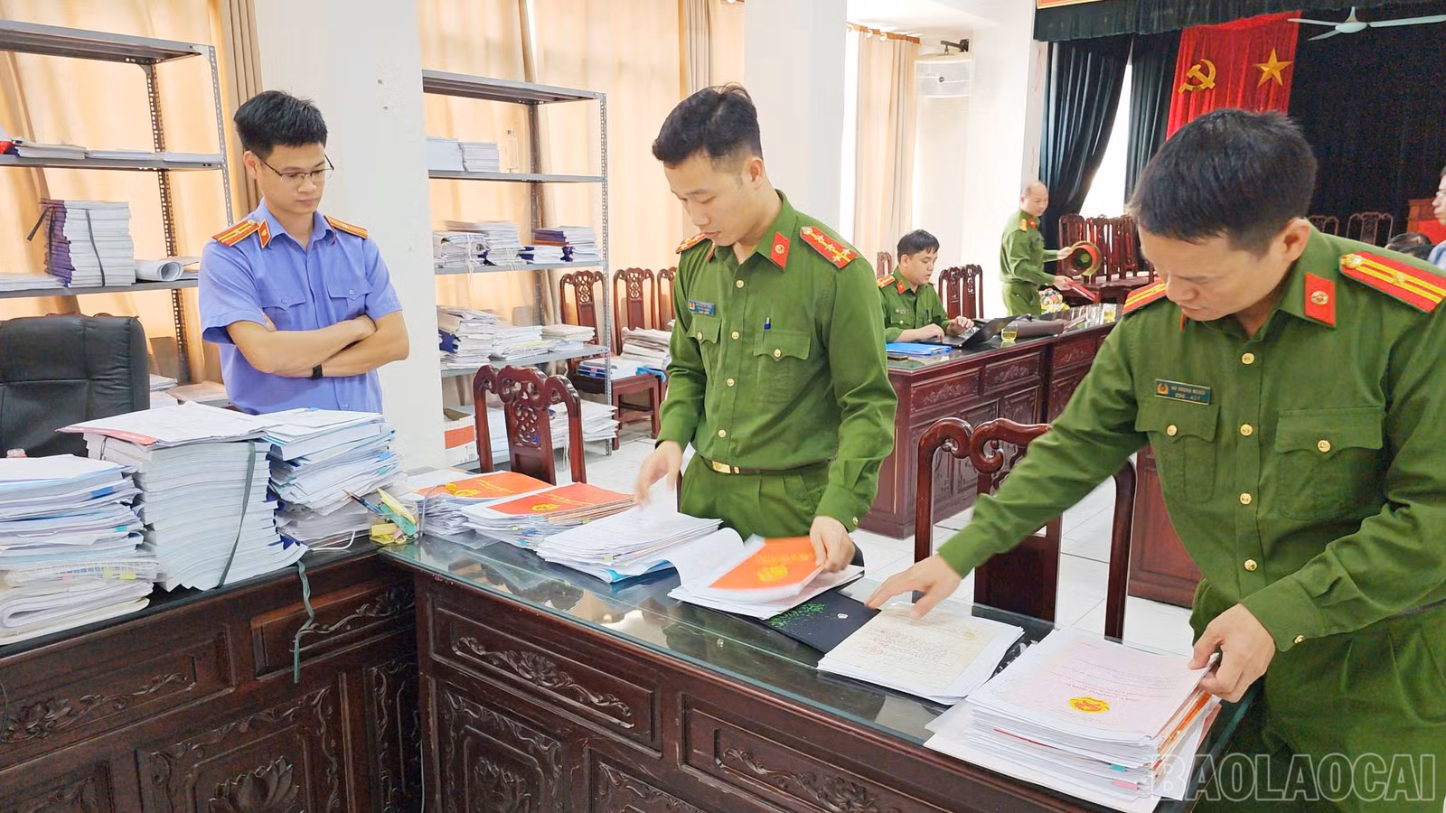 baolaocai-br_anh-5-kham-xet-khan-cap-noi-o-noi-lam-viec-cua-nguyen-van-vinh-sinh-nam-1987-2.jpg