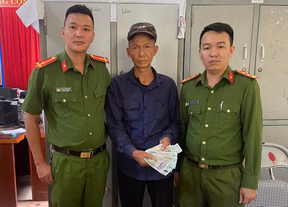 Công an xã Nậm Lúc trao trả tài sản cho ông Vinh.jpg