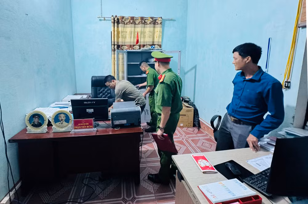 Ảnh 2. Khám xét nơi làm việc của bị can Phạm Viết Hưng (2).jpg