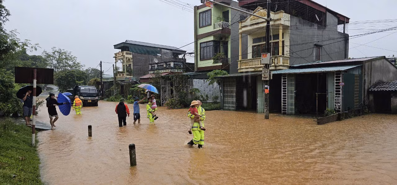 lực lượng công an giúp di chuyển người dân đến nơi an toàn.jpg