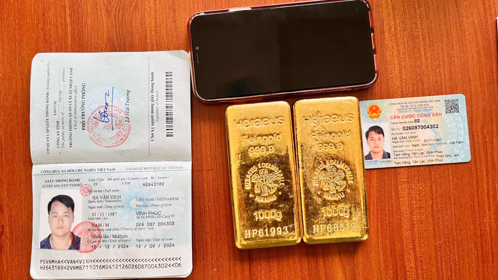 tang vật vàng 2 kg vàng giấy thông hành và căn cước của Hà Văn Vinh.jpg