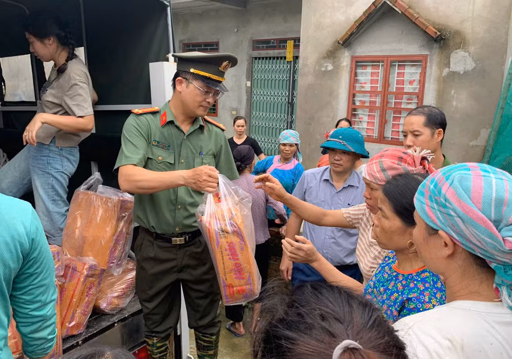 Trao hỗ trợ cho từng hộ dân trên địa bàn.
