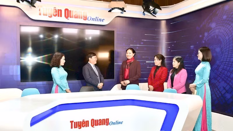 Đồng chí Bí thư Tỉnh ủy Hà Thị Nga thăm phòng studio của Báo Tuyên Quang.