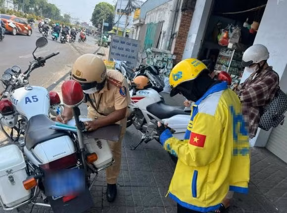 Tài xế công nghệ vừa gắn điện thoại, vừa sử dụng khi điều khiển xe máy sẽ bị phạt.