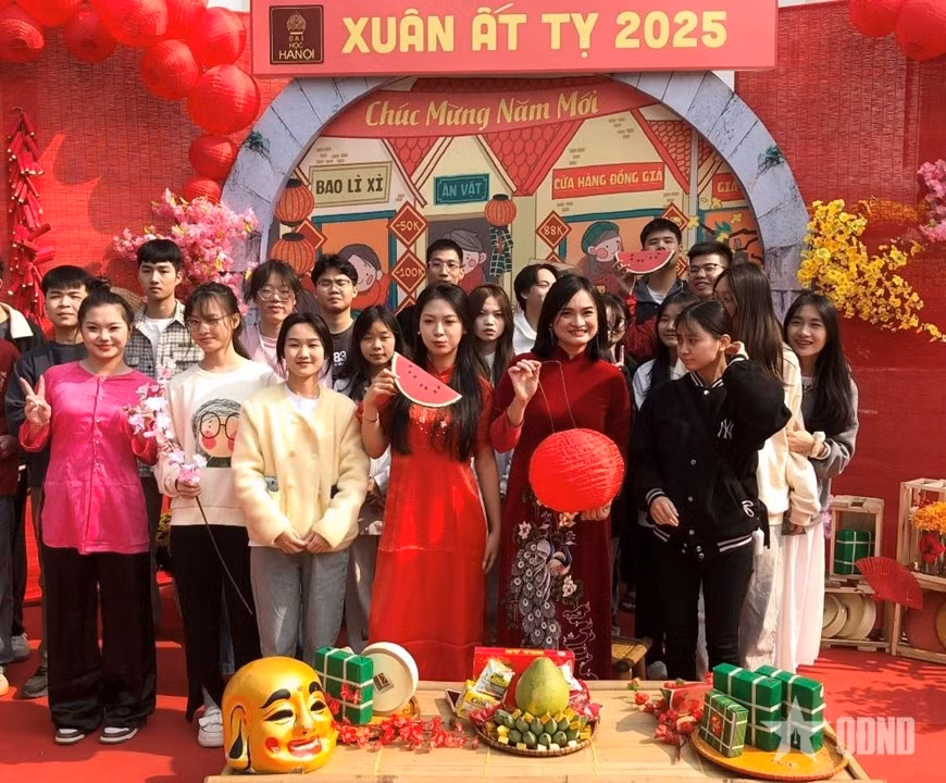 Bạn Tô Phương Anh (thứ nhất, từ trái sang) đến từ Trung Quốc, sinh viên Trường Đại học Hà Nội.