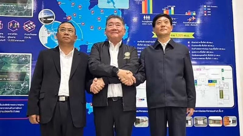 Phó Thủ tướng kiêm Bộ trưởng Quốc phòng Thái Lan Phumtham Wechayachai (giữa) gặp đại diện Trung Quốc và Myanmar bàn biện pháp phòng chống tội phạm viễn thông.