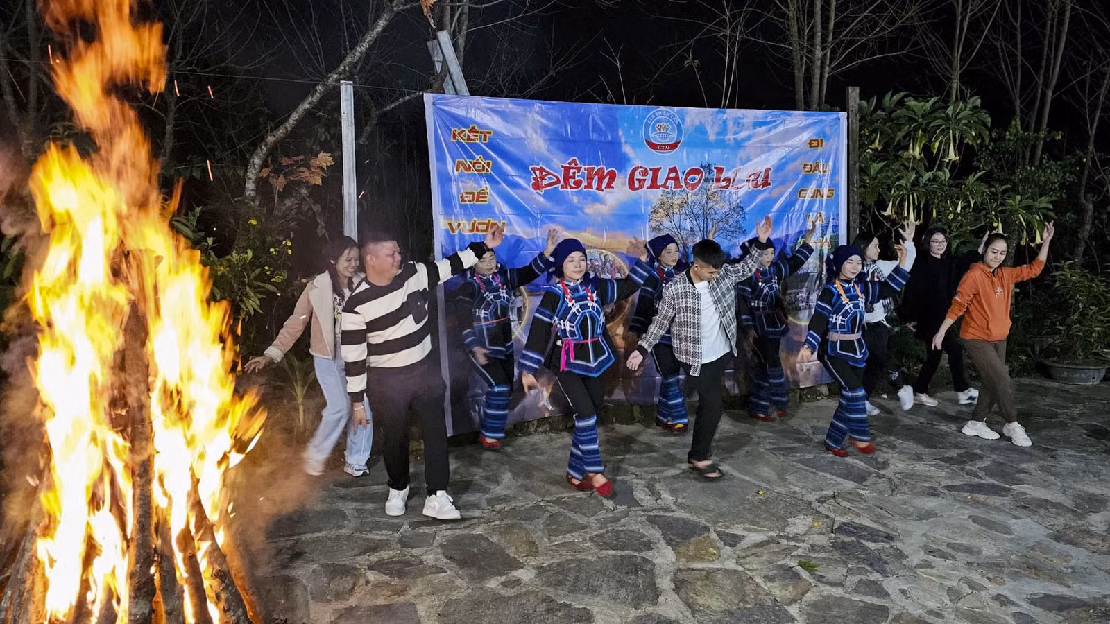 khach-du-lich-giao-luu-lua-trai-tai-y-ty.jpg