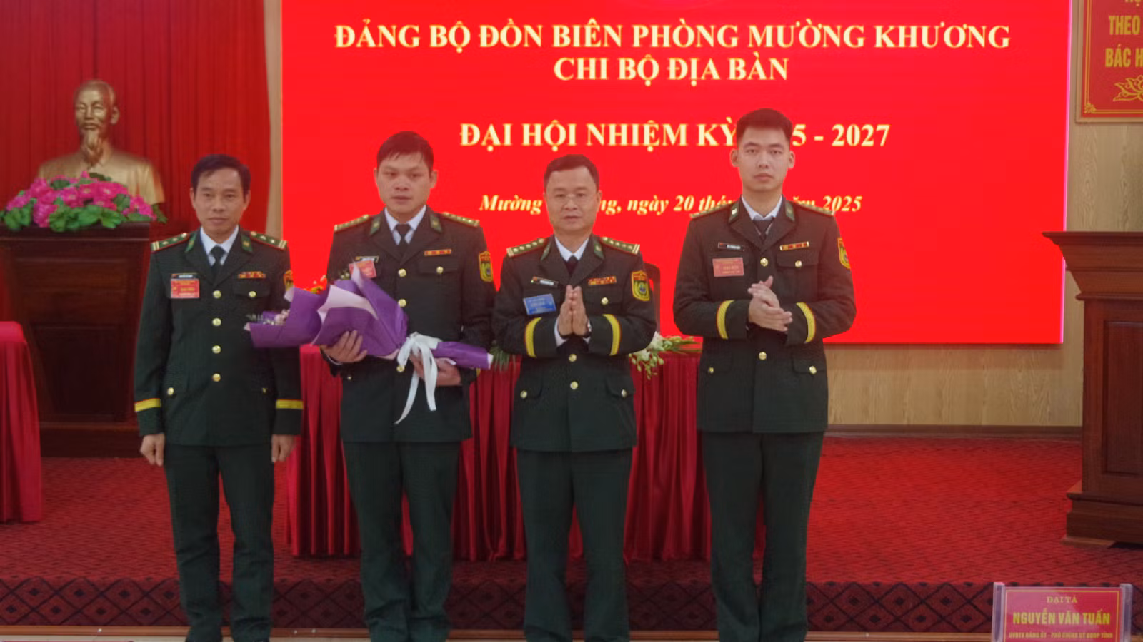 dai-ta-tran-quang-tung-chinh-uy-bdbp-tinh-lao-cai-tang-hoa-chuc-mung-03-dong-chi-duoc-bau-vao-cap-uy-khoa-moi-nhiem-ky-2025-2027.jpg