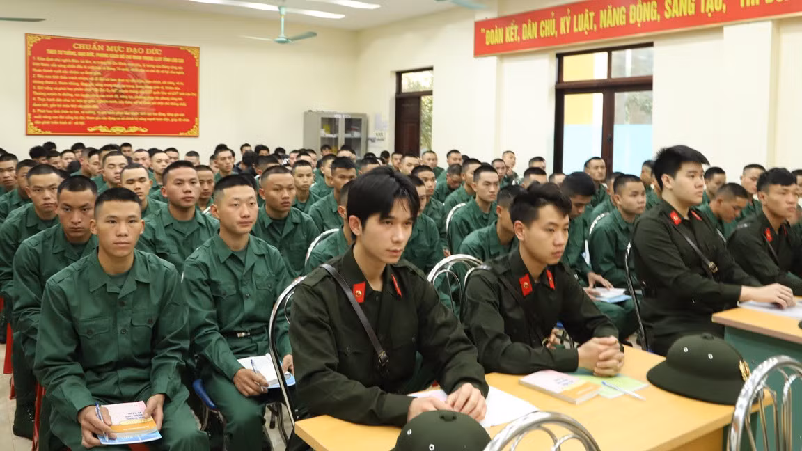 hoc-vien-tham-gia-lop-boi-duong-nhan-thuc-ve-dang.jpg