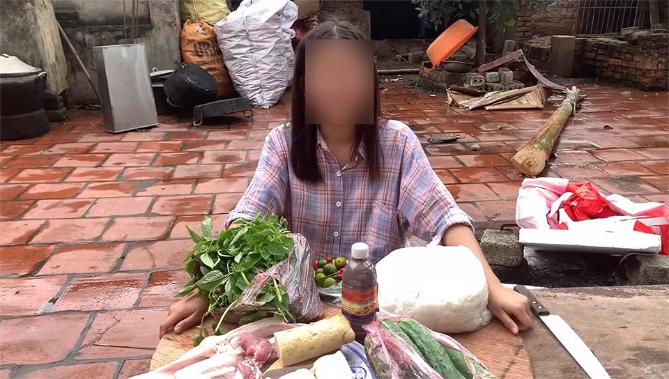 Một YouTuber nấu ăn trong không gian bừa bộn đồ đạc, kém vệ sinh.