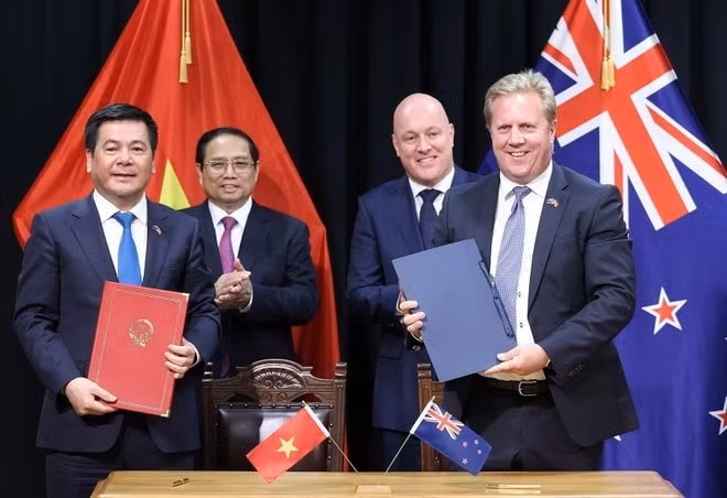 Thủ tướng Phạm Minh Chính và Thủ tướng Christopher Luxon chứng kiến Lễ ký văn kiện hợp tác giữa Bộ Công Thương Việt Nam và Bộ Ngoại giao và Thương mại New Zealand về hợp tác kinh tế, thương mại.