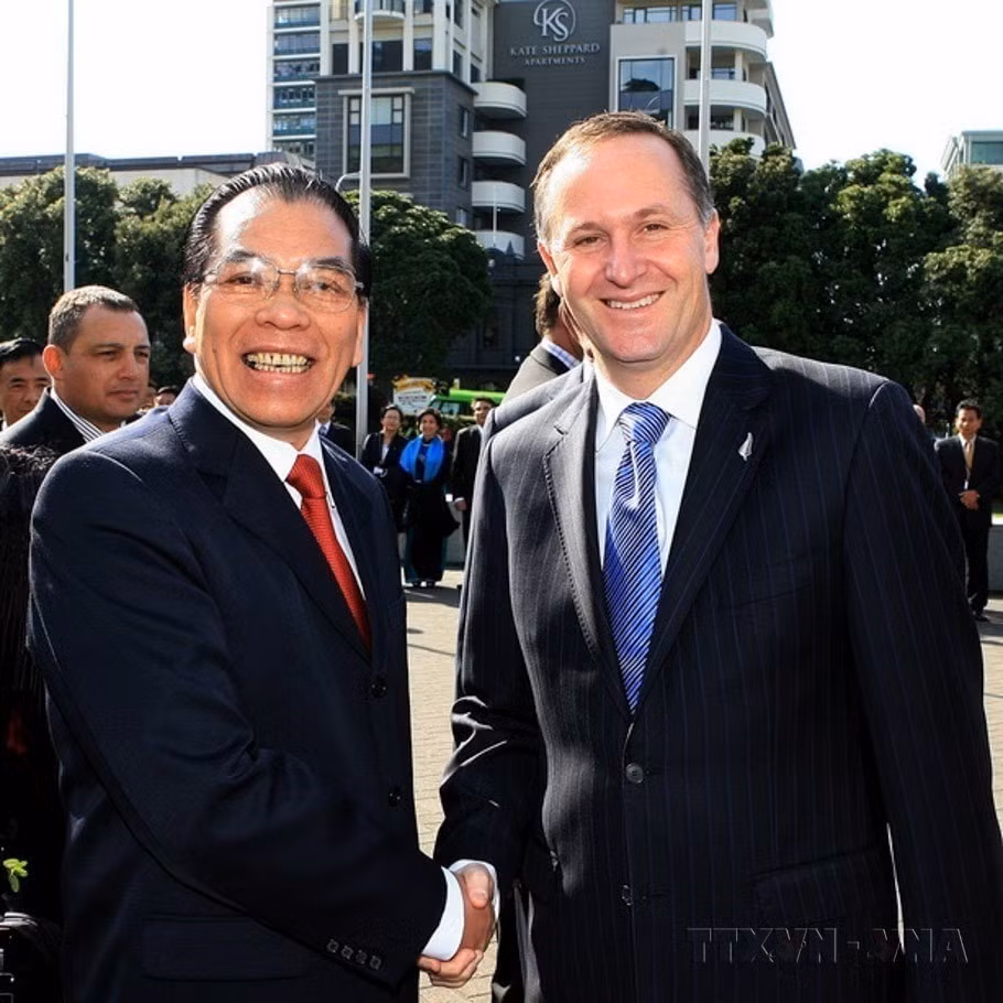 Thủ tướng John Key đón Tổng Bí thư Nông Đức Mạnh thăm chính thức New Zealand (năm 2009).