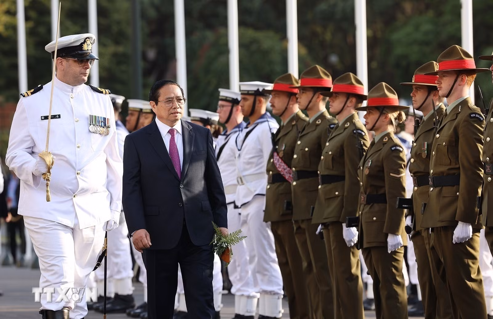 Thủ tướng Phạm Minh Chính duyệt đội danh dự New Zealand.