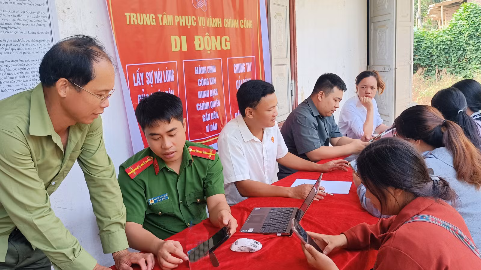 5-truc-tiep-giai-quyet-thu-tuc-hanh-chinh-tai-thon-vi-kem-9323.jpg