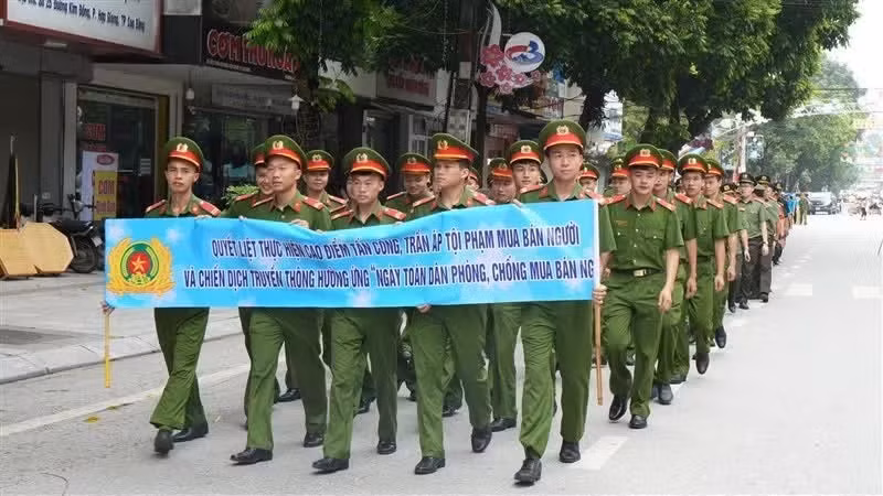 Cán bộ, chiến sĩ Công an tỉnh Cao Bằng diễu hành nâng cao nhận thức về phòng, chống tội phạm mua bán người. Ảnh: Nhân Dân.