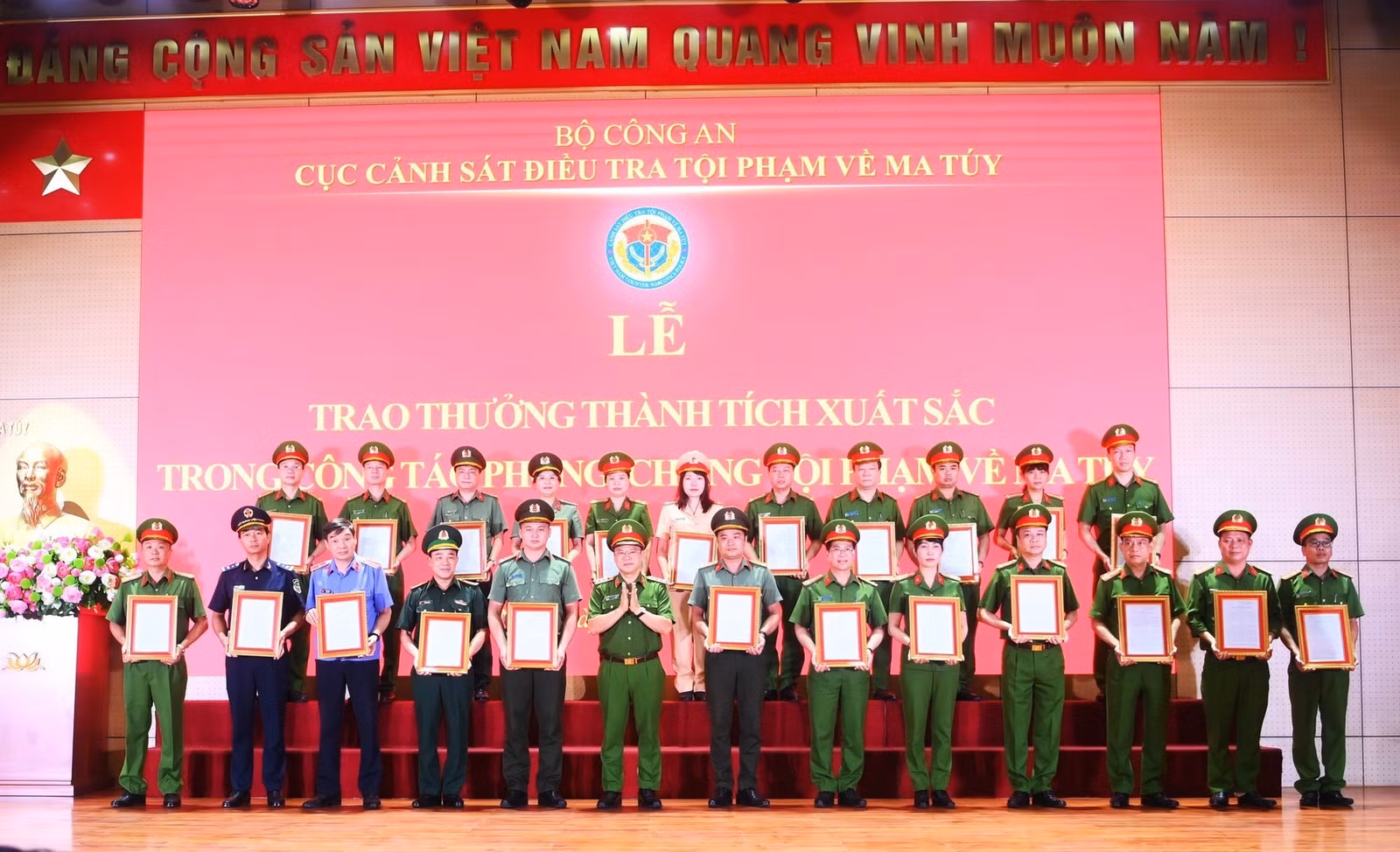 Thứ trưởng Nguyễn Văn Long trao thưởng các tập thể có thành tích xuất sắc trong công tác phòng, chống tội phạm về ma túy, ngày 19/5/2026