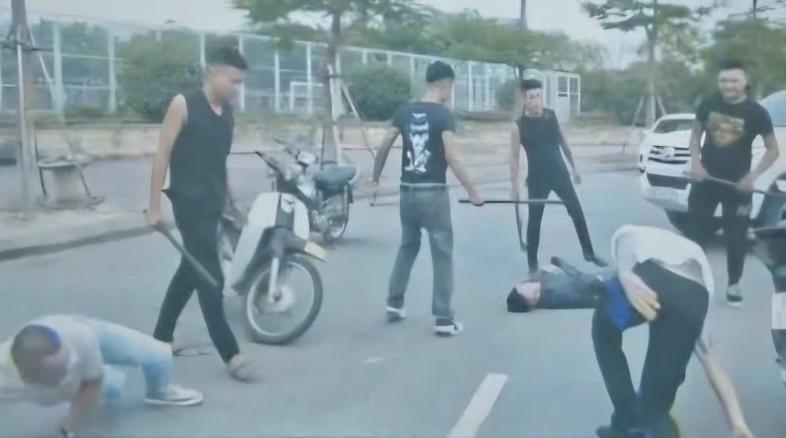 Một cảnh các đối tượng dùng hung khí thanh toán nhau trong phim.