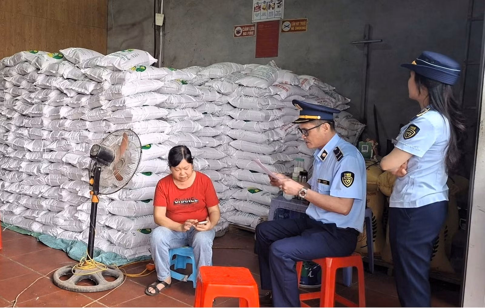 Công an tỉnh Lào Cai đã khởi tố Nguyễn Thị Trang Nhung (Công ty TNHH 2 thành viên Nông sản Biên Ly) và Phan Thị Lan (hộ kinh doanh Quân Lan) về tội “Sản xuất, buôn bán hàng giả là lương thực”.