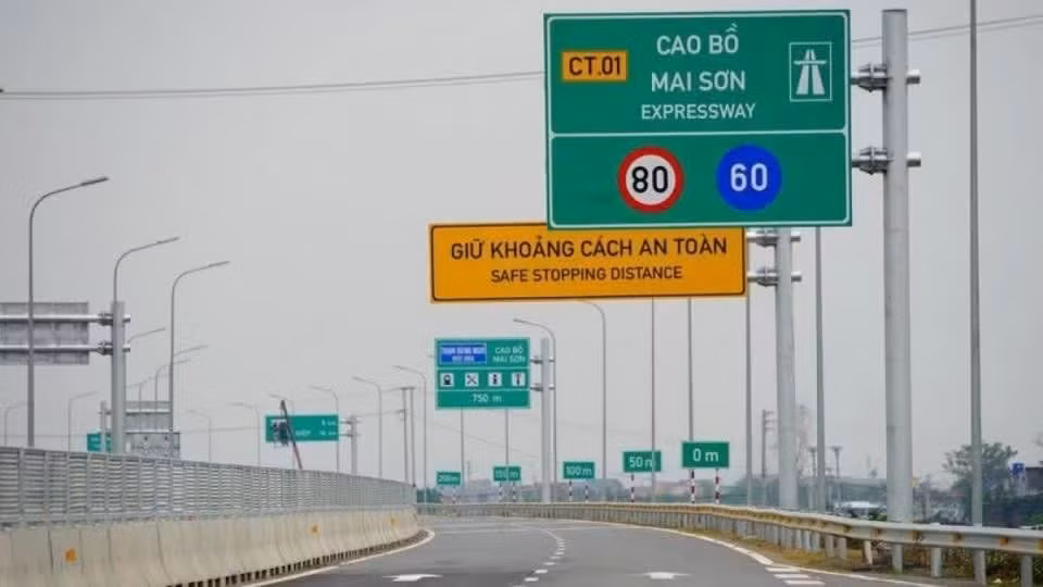 Biển báo khoảng cách an toàn trên cao tốc.