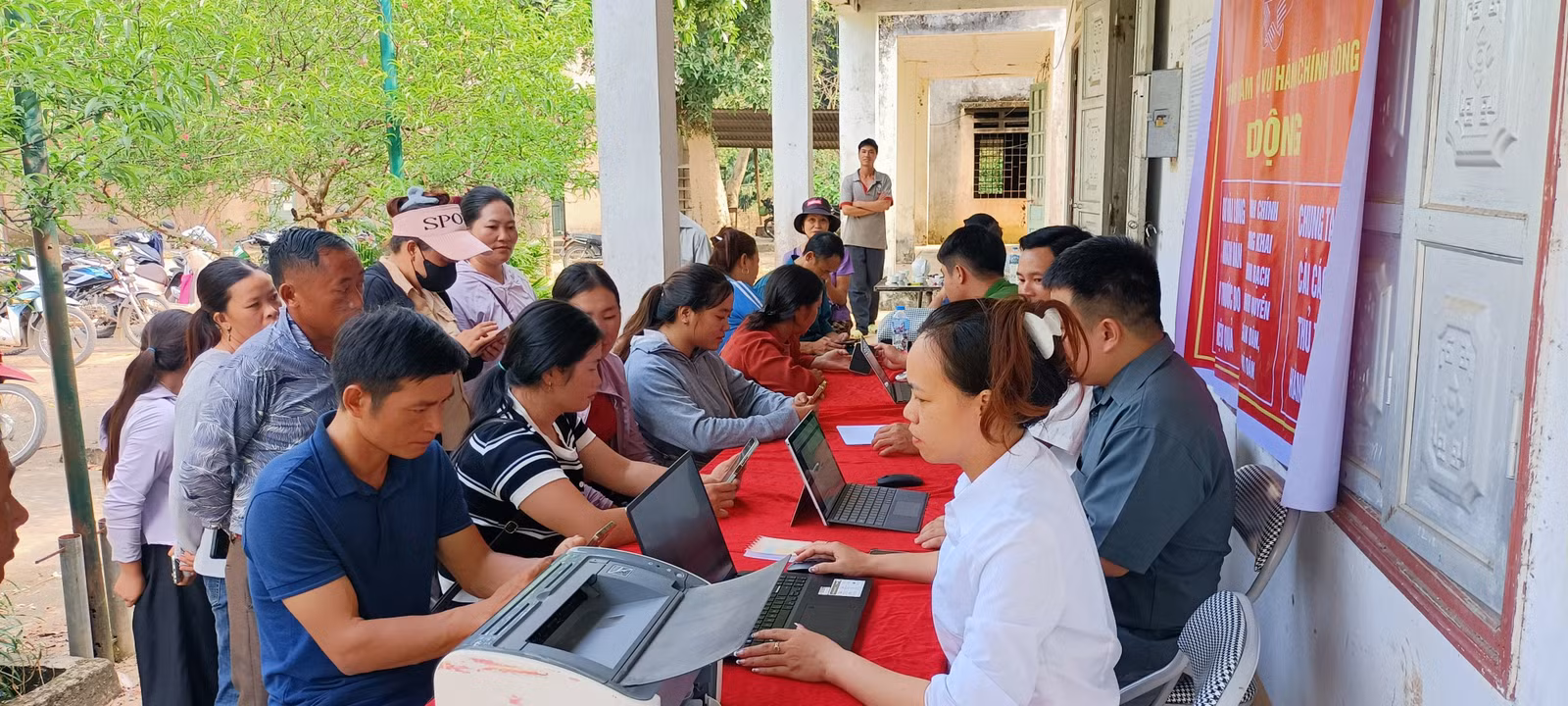 4-truc-tiep-giai-quyet-thu-tuc-hanh-chinh-tai-thon-vi-kem.jpg