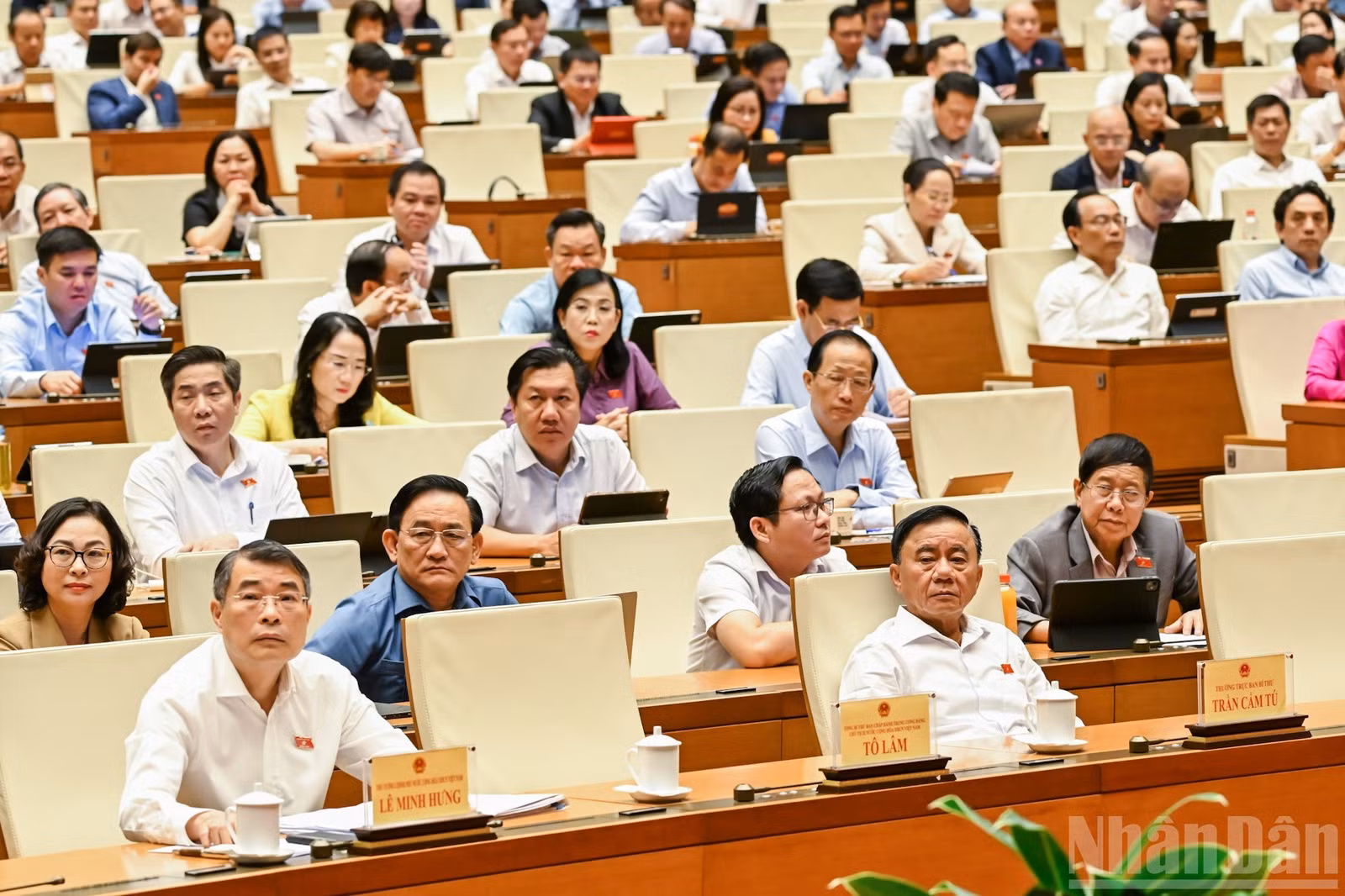 Các đồng chí lãnh đạo Đảng và Nhà nước, cùng các đại biểu Quốc hội dự phiên thảo luận về kinh tế-xã hội sáng 31/10. (Ảnh: DUY LINH)