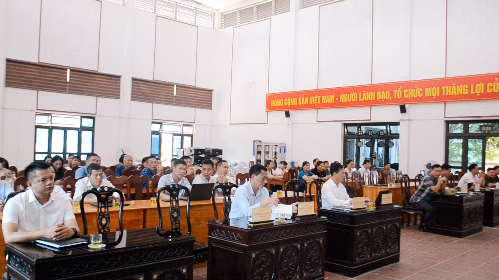 cac-dai-bieu-tham-du-hoi-nghi-cong-bo-quy-hoach-chung-xa-tang-loong.jpg