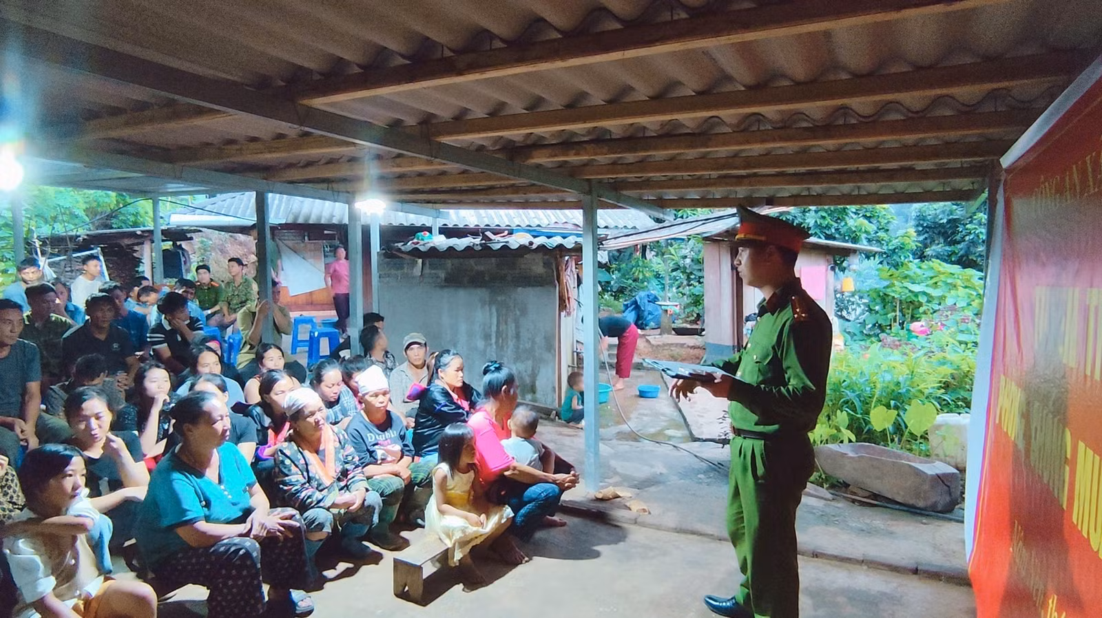 Công an xã ở Điện Biên tuyên truyền pháp luật về phòng, chống mua bán người tại địa bàn.