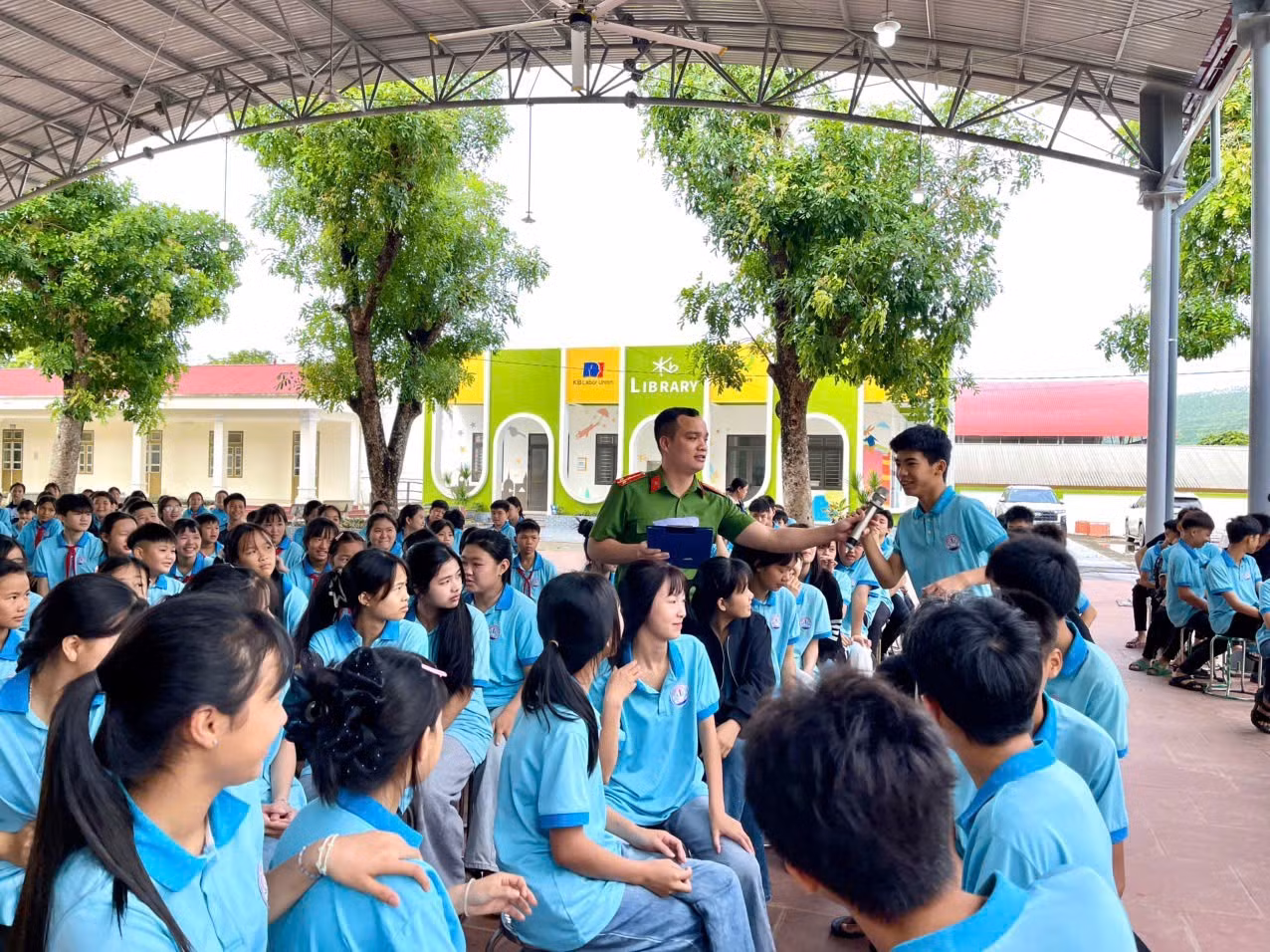 Cán bộ Phòng Cảnh sát hình sự Công an tỉnh Tuyên Quang tuyên truyền công tác phòng, chống mua bán người tới các em học sinh trên địa bàn.