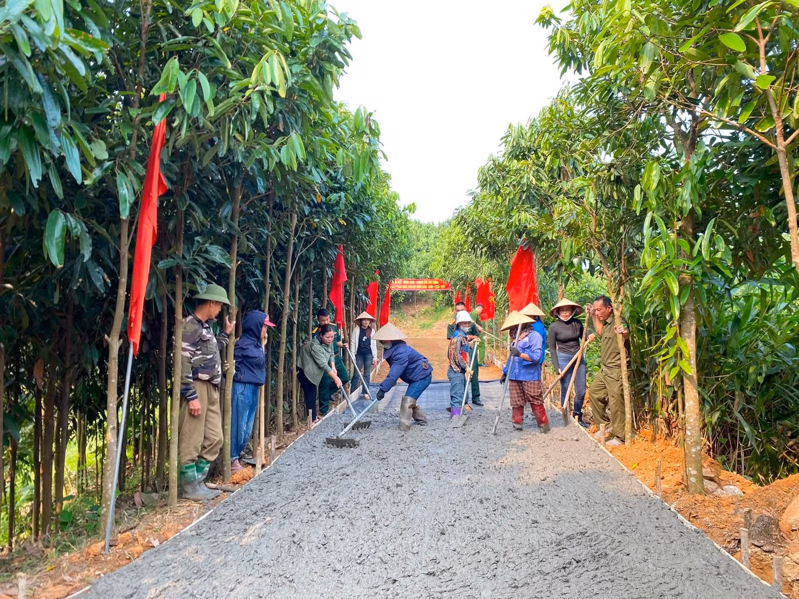 Việc người dân hiến đất, góp công và tham gia thi công giúp giảm chi phí giải phóng mặt bằng, nhân công và một số khoản chi khác, qua đó tăng khối lượng công trình có thể thực hiện từ nguồn ngân sách hỗ trợ