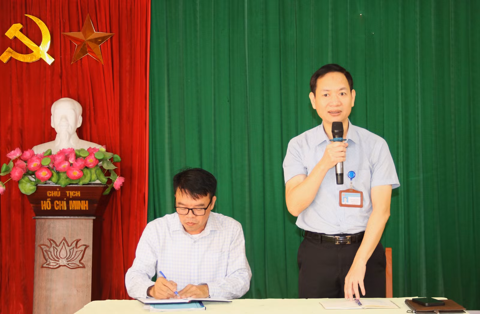lanh-dao-ubnd-phuong-tiep-thu-y-kien-cua-nhan-dan-tai-hoi-nghi-doi-thoai-anh-2-thanh-nghi.jpg