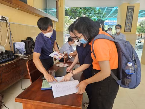 Ngành y tế đang khẩn trương rà soát người tiếp xúc gần, triển khai các biện pháp dự phòng nhằm ngăn ngừa nguy cơ lây lan não mô cầu. Ảnh: HCDC.