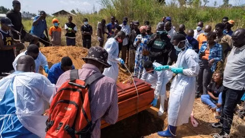 Nhân viên y tế chôn cất thi thể bệnh nhân Ebola tại tỉnh Ituri, Cộng hòa Dân chủ Congo. (Ảnh: THX/TTXVN phát)