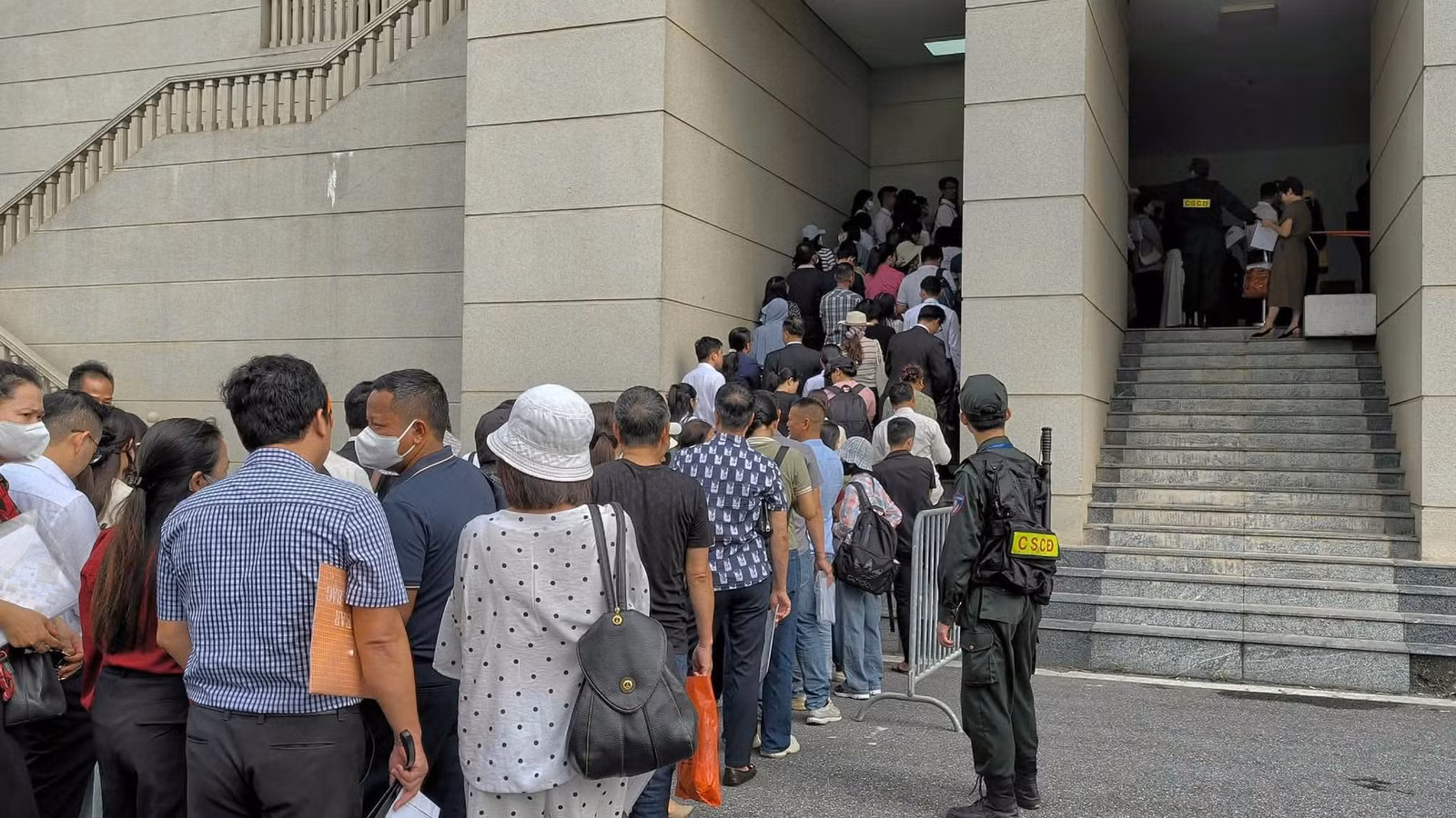 Các bị hại vào phòng xử án.
