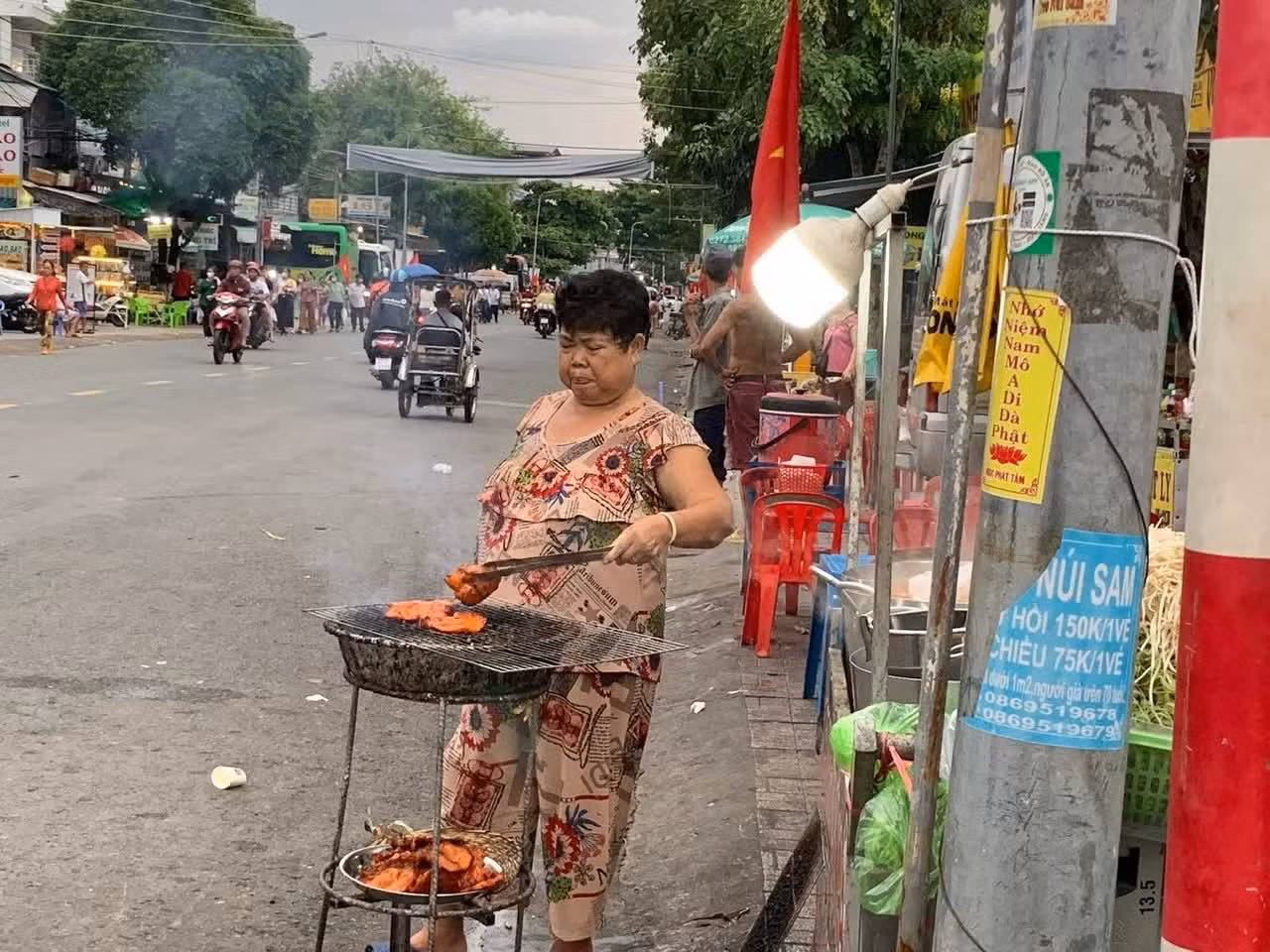 Thức ăn chế biến ngay trên đường phố.